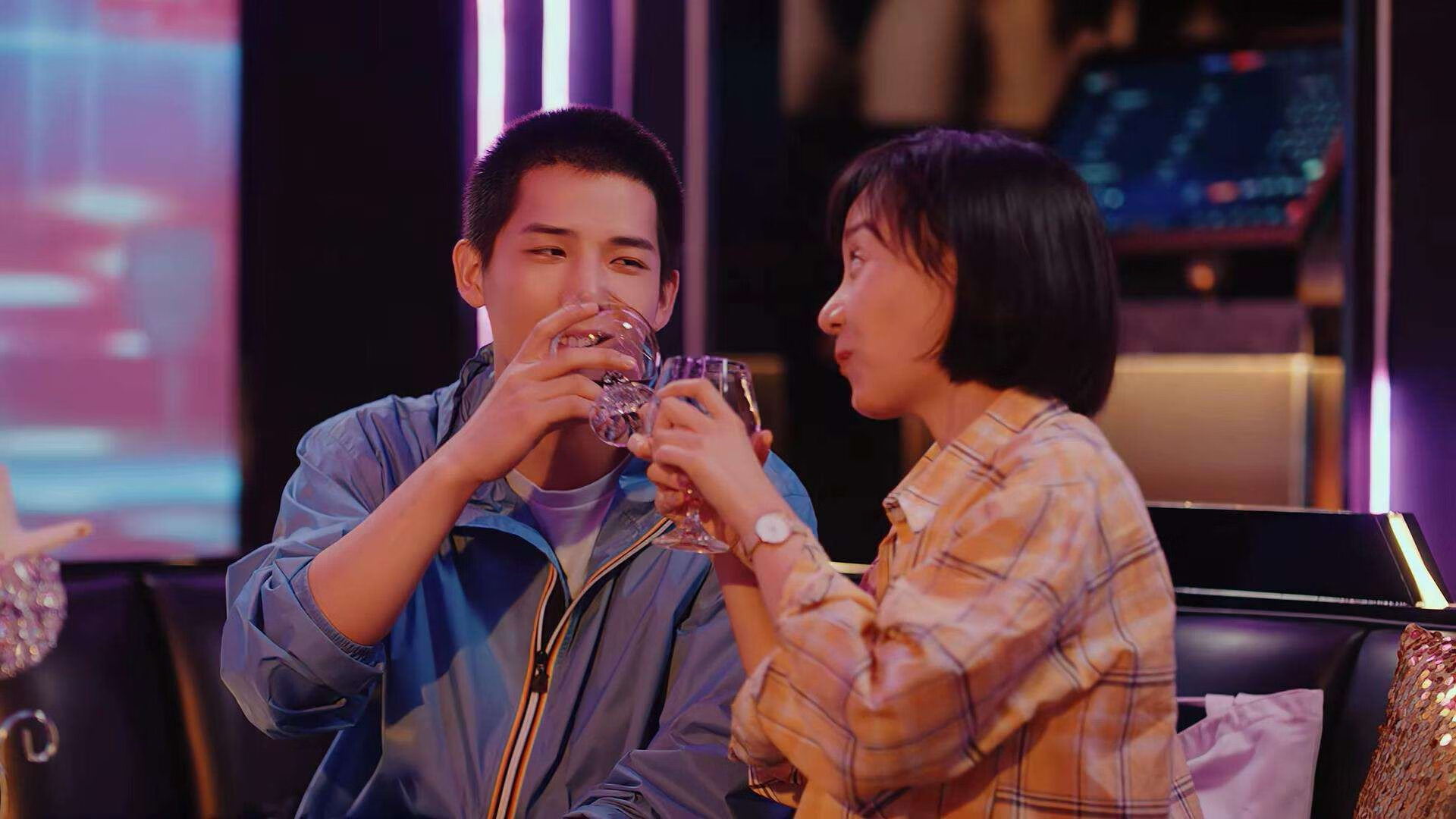 开云体育app在线-冲浪比赛惊险刺激 海浪中的英雄，冲浪大赛